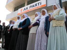 Kadınlar AK Parti il binasını işgal etmek istedi 