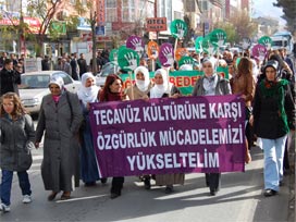 Kadınlar tecavüze karşı yürüdü