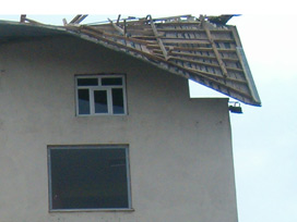 Kahramanmaraş'ta fırtına çatıları uçurdu 