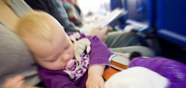 Kalbi delik 6 aylık bebek uçakta öldü 
