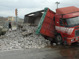 Kamyon devrilince parke taşlar yola saçıldı 