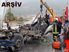 Kamyon öğrenci servisine daldı: 8 yaralı 