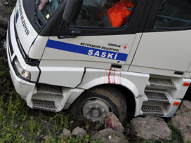 Kamyon yoldan çıkarak kayalara saplandı 