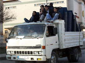 Kamyonet üstünde tehlikeli yolculuk
