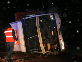 Kanala devrilen kamyon şoförü öldü 