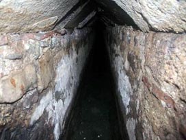 Kanalizasyon kazısından tünel çıktı 