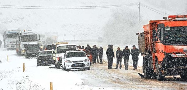 Kar, Erzurum-Ağrı karayolunu kapattı 