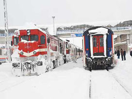Kar nedeniyle vatandaş trene koştu 