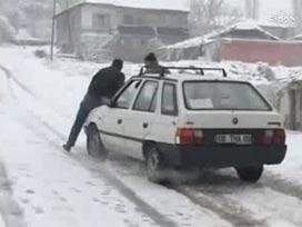 Kar yağışı Ankara'da araçları yolda bıraktı 