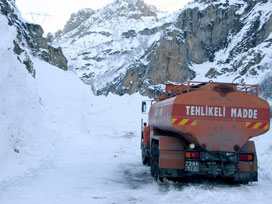 Kar yağışı köy yollarını kapattı 