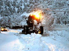 Kar yağışı köy yollarını kapttı 