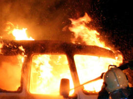 Kara Kuvvetleri önünde esrarengiz araç yangını 