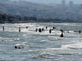 Karadeniz'de sezon dalgalı başladı 