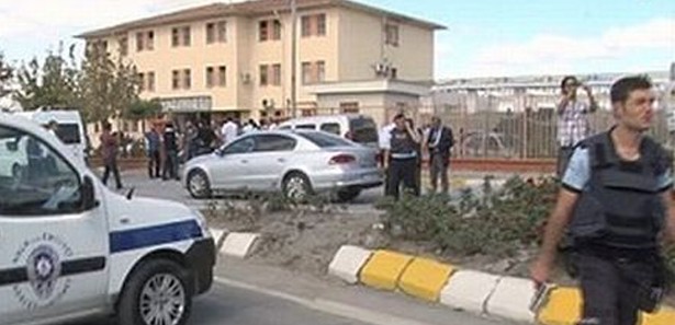 Karakola canlı bombalı saldırı: 1 polis şehit 