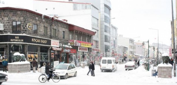 Kars'a mevsimin ilk karı yağdı 