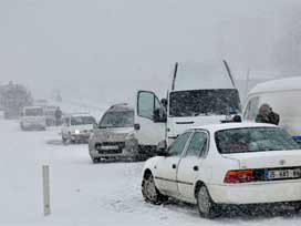 Kartalkaya'da kar: Birçok araç mahsur kaldı 