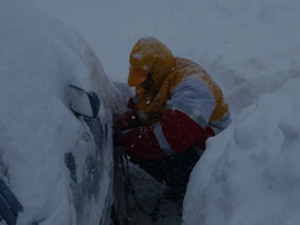 Kartepe’de kar kalınlığı 2 metreye yaklaştı 