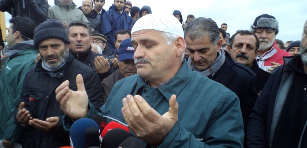 Kayıp denizciler için dua ettiler