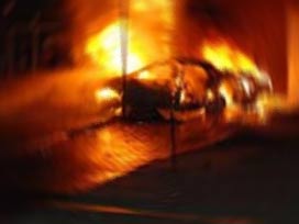 Kaza yapan otomobil alev alev yandı 