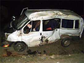 Kelkit'te yolcu minibüsü devrildi:11 yaralı 