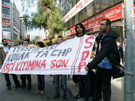 Kendilerini zincirleyerek belediyeyi protesto ettiler 