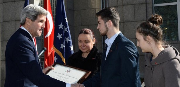 Kerry'den Mustafa'nın ailesine jest GALERİ