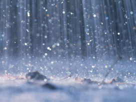 Kocaeli'de yağmurdan spor salonunu su bastı 