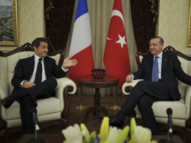 Kompleksli Sarkozy öyle bir oturdu ki! 