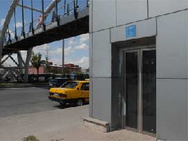 Konya'da 3 çocuk asansörde mahsur kaldı Konya'da 3 çocuk asansörde mahsur kaldı