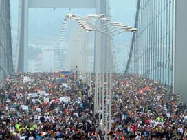 Köprüdeki sallantıya 'ikazlı' cevap