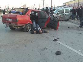 Kütahya'da 2 otomobil çarpıştı : 8 yaralı 