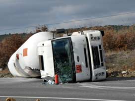 LPG yüklü TIR karayolunda devrildi 