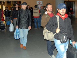 Libya’dan gelen 46 kişi Alaplı'da ailelerine kavuştu