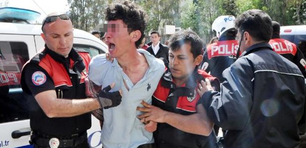 Lise öğrencileri polise saldırınca ortalık karıştı 