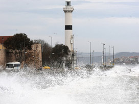 Lodos, Marmara'da deniz ulaşımını etkiledi 