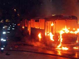 MHP’nin seçim otobüsü yakıldı 