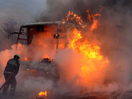 MHP'nin seçim otobüsü alev alev yandı 