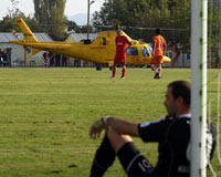 Maç sırasında helikopter sahaya indi 