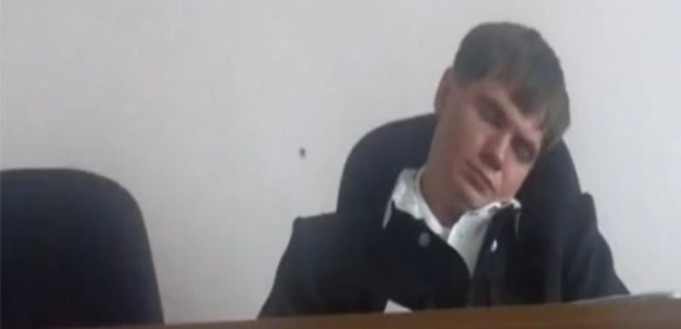 Mahkemede uyuyan hakime ağır ceza
