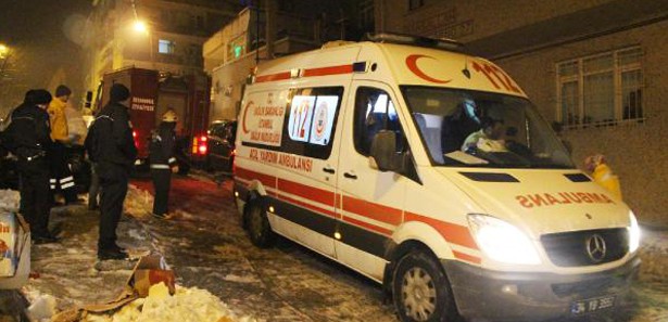 Mahsur kalan ambulansı itfaiye kurtardı 