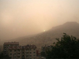 Mardin'de toz bulutu hava ulaşımı etkiliyor 