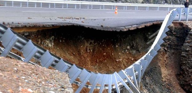 Marmaris'te duble yol yine çöktü