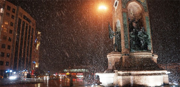 Mart ortasında İstanbul'a lapa lapa kar! 