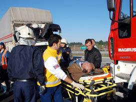 Mersin'de tır minibüse çarptı: 20 yaralı 