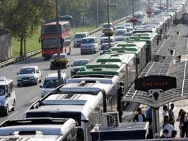 Metrobüs trafiği Mecidiyeköy'de kilitlendi 