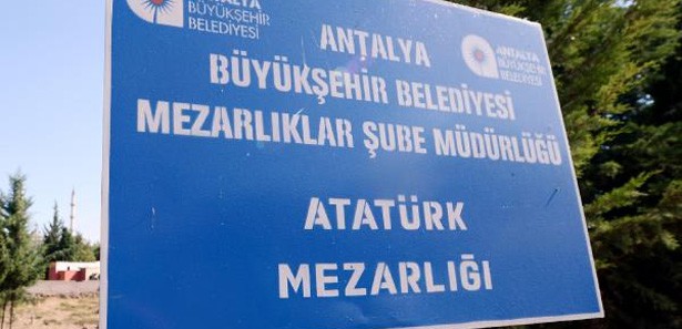 Mezarlığa Atatürk adı verildi ortalık karıştı 
