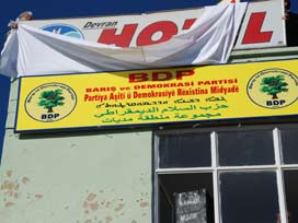 Midyat'ta BDP tabelası 4 dilli oldu Midyat'ta BDP tabelası 4 dilli oldu