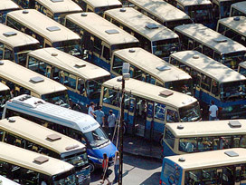 Minibüsçüler İstanbul´da yol kapattı