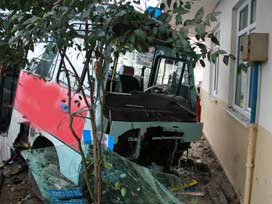 Minibüs  evin bahçesine girdi: 7 yaralı GALERİ 