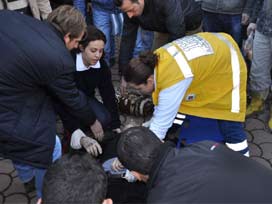 Minibüs kamyonun altına girdi: 4 yaralı